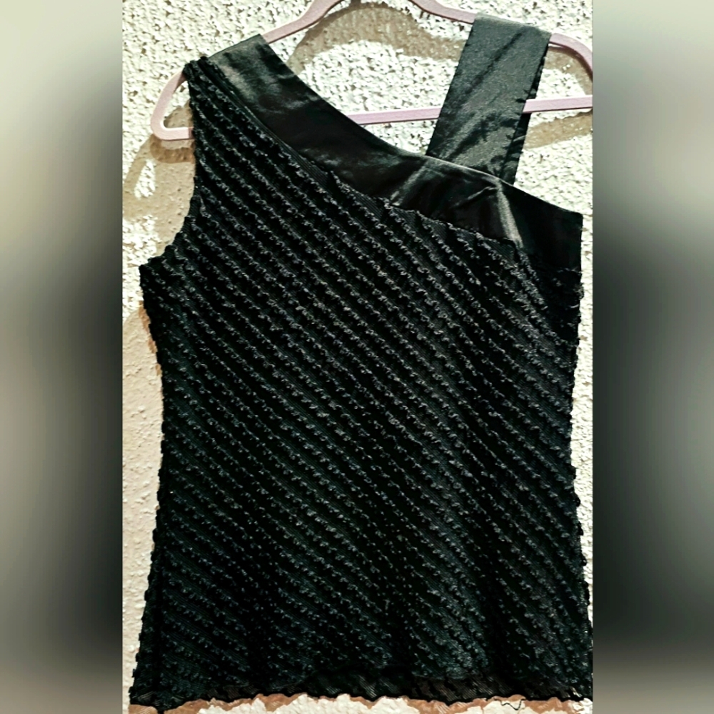 Pre-owned black  beautiful top.